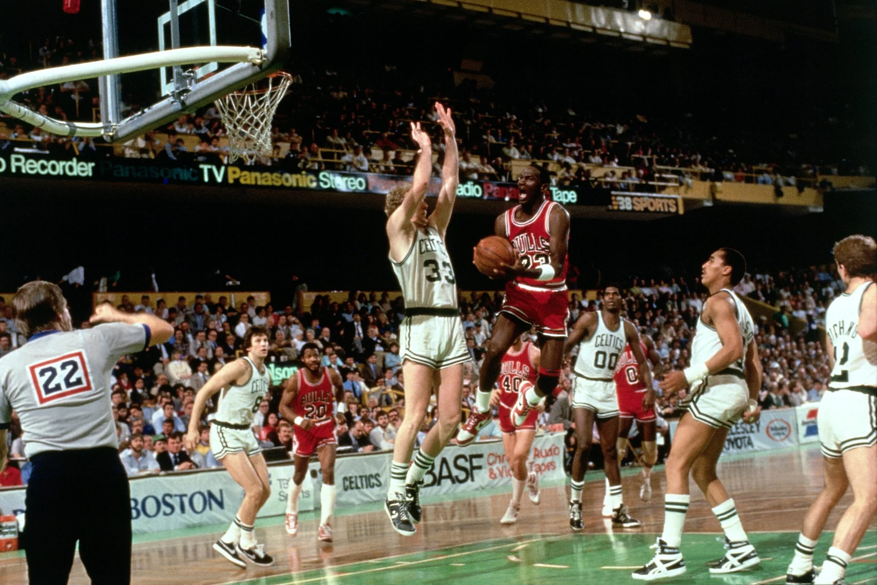 Michael Jordan attacking during a Chicago Bulls game