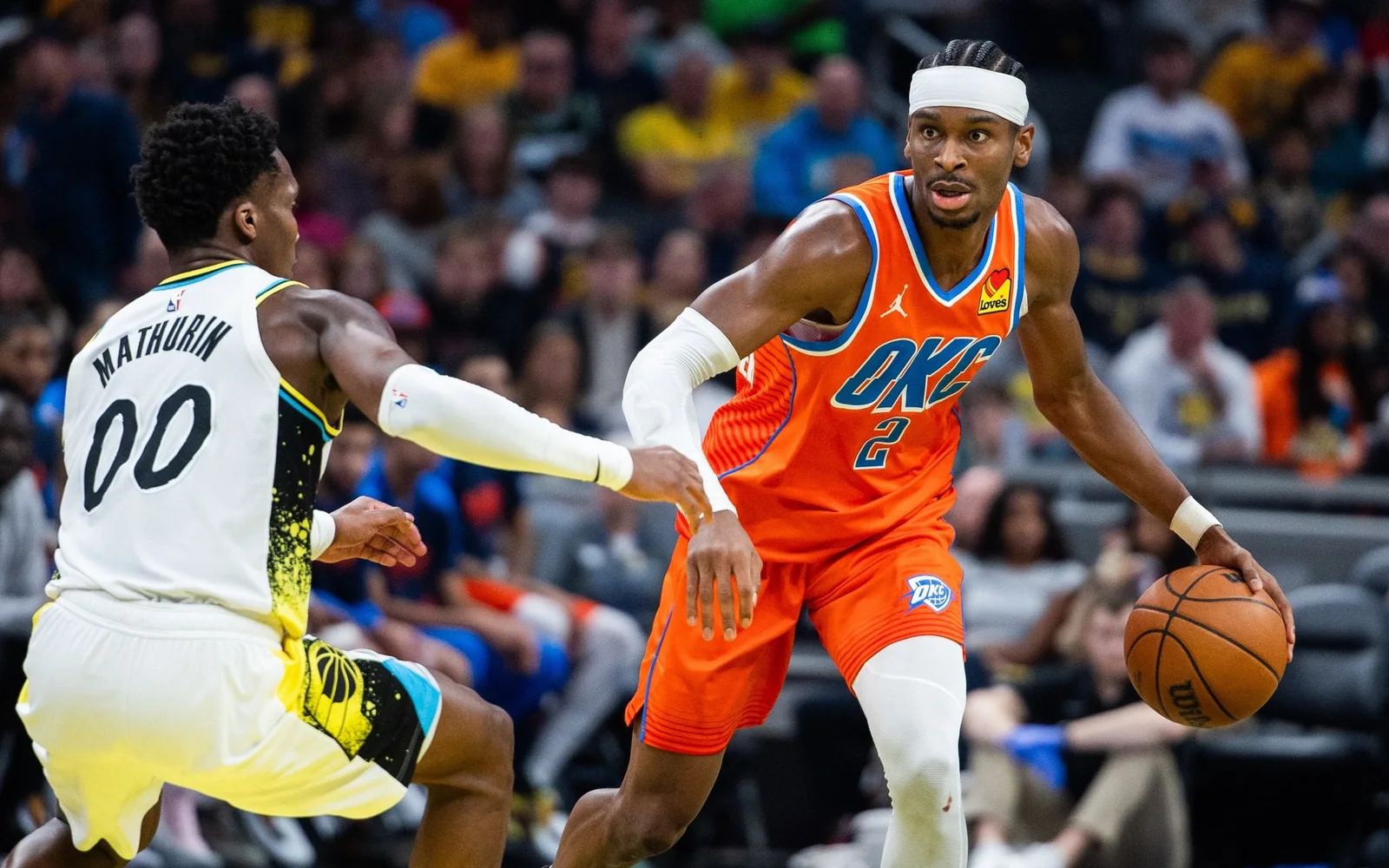 Shai Gilgeous-Alexander attacks against Bennedict Mathurin during game action