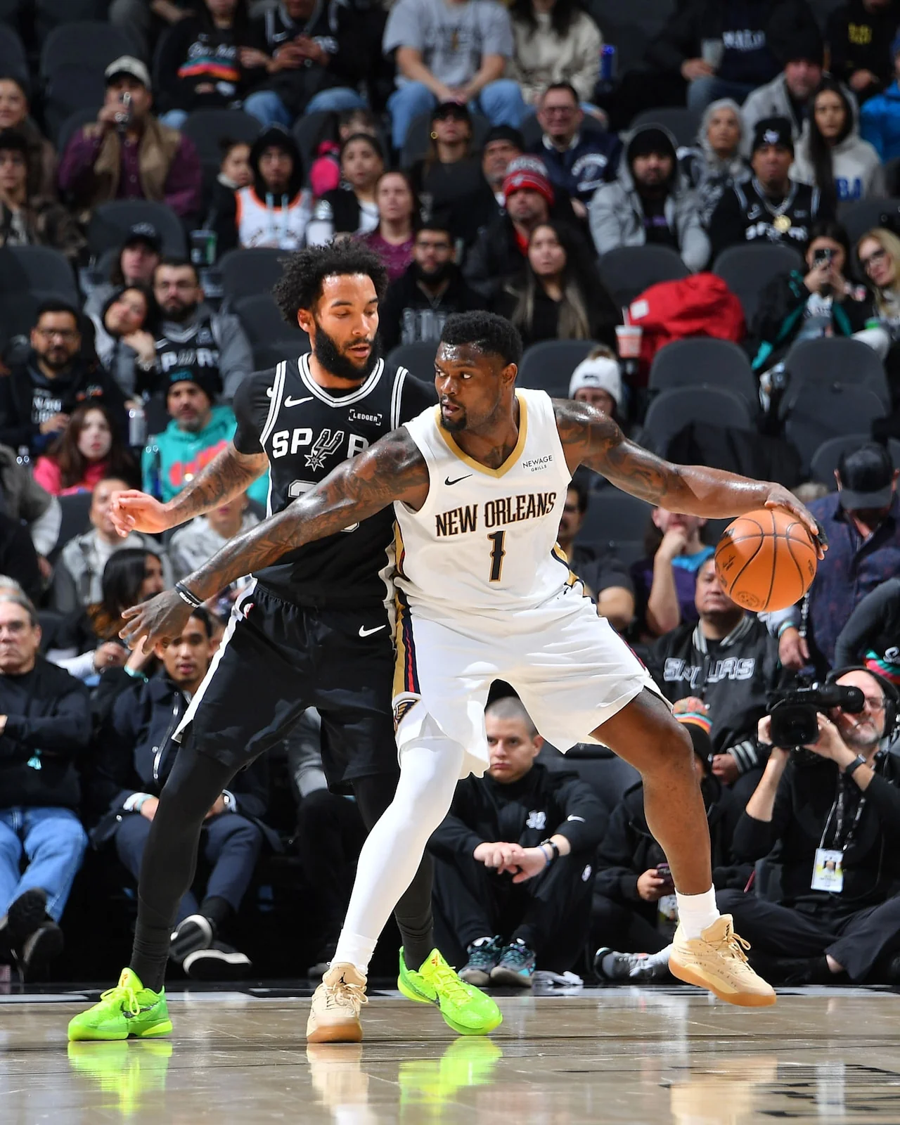 San Antonio Spurs and New Orleans Pelicans players competing in a regular-season game