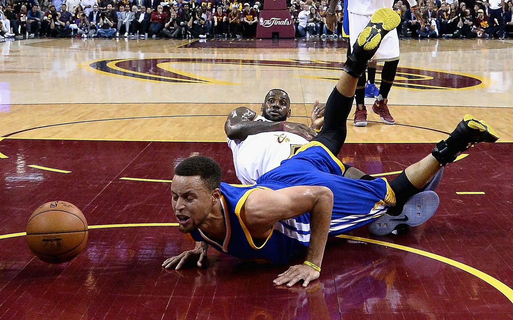 Golden State Warriors and Cleveland Cavaliers players competing during the 2016 NBA Finals