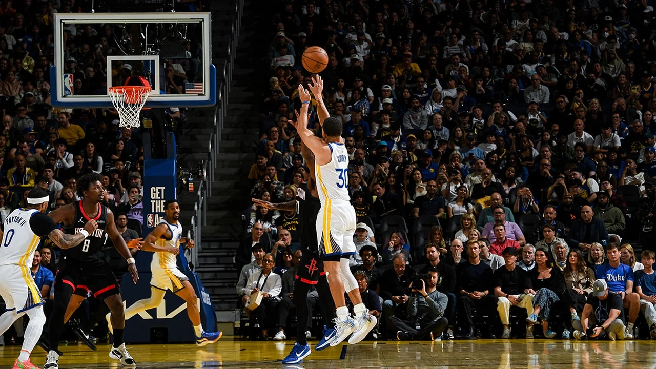 Stephen Curry in action for the Golden State Warriors after returning from a knee injury