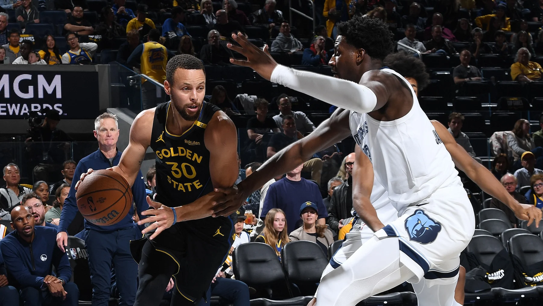 Stephen Curry drives against Jaren Jackson Jr. in a Warriors-Grizzlies Play-In game